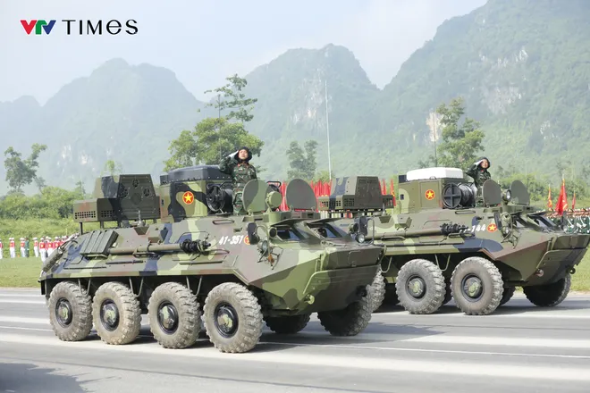 Hàng loạt khí tài quân sự tham gia tổng hợp luyện diễu binh chuẩn bị cho đại lễ 2/9 - Ảnh 4.