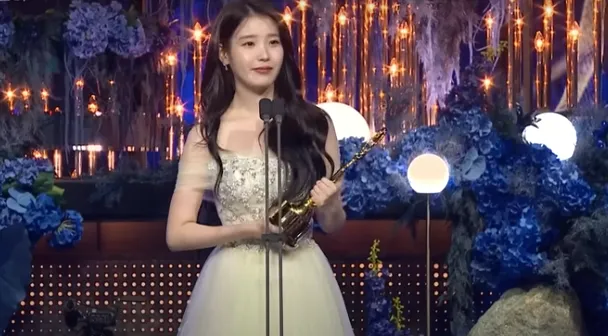 Khi cuộc đời cho bạn quả qu&yacute;t d&agrave;nh giải lớn nhất của Blue Dragon Series Awards lần thứ 4- Ảnh 2.