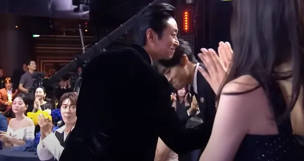 Khi cuộc đời cho bạn quả qu&yacute;t d&agrave;nh giải lớn nhất của Blue Dragon Series Awards lần thứ 4- Ảnh 3.