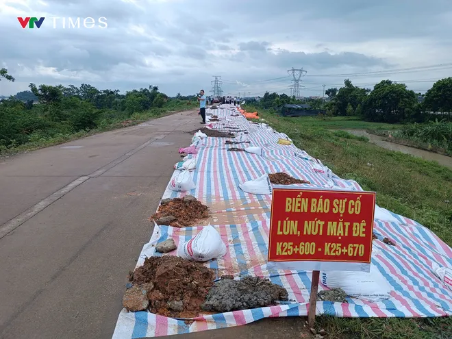 Đê hữu cầu Hà Nội lún nứt: Giám đốc sở yêu cầu khắc phục khẩn - Ảnh 1.