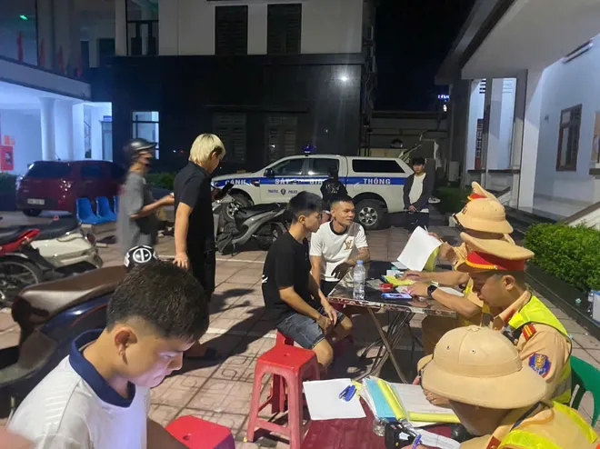 CSGT Bắc Ninh đồng loạt ra qu&acirc;n sau b&atilde;o: Trấn &aacute;p mạnh vi phạm, xử l&yacute; hơn 240 trường hợp chỉ trong một đ&ecirc;m - Ảnh 6.