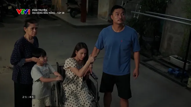 Dịu dàng màu nắng - Tập 38: Thảo khiến cả xóm trọ tan nát rồi bỏ đi - Ảnh 12.