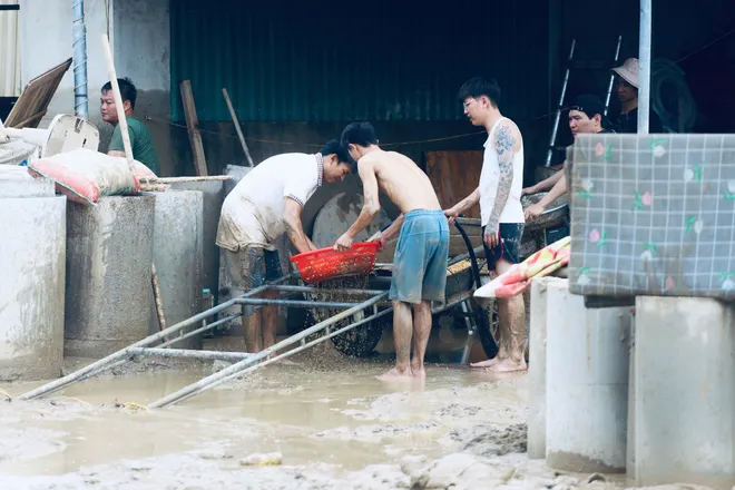 Nghệ An: Nhiều thôn bản bị cô lập, mất kết nối liên lạc - Ảnh 8.