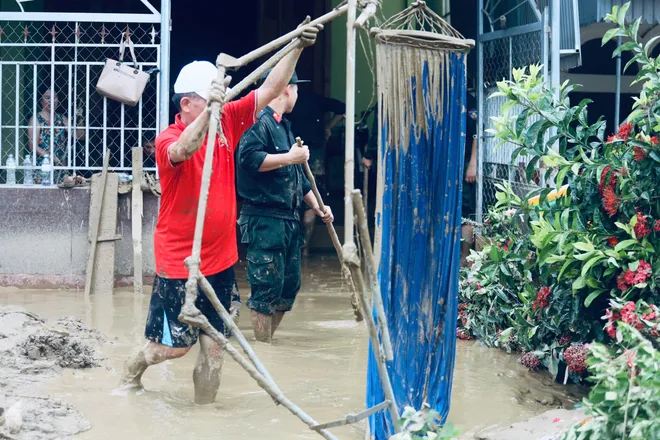 Nghệ An: Nhiều thôn bản bị cô lập, mất kết nối liên lạc - Ảnh 10.