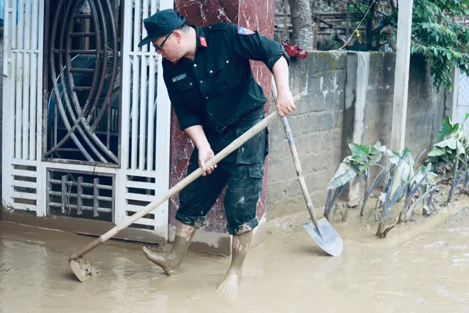 Nghệ An: Nhiều thôn bản bị cô lập, mất kết nối liên lạc - Ảnh 3.