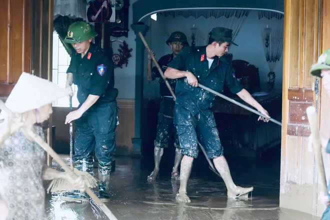 Nghệ An: Nhiều thôn bản bị cô lập, mất kết nối liên lạc - Ảnh 1.