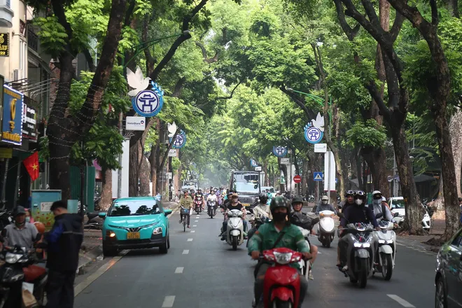 Du lịch Hà Nội thế nào khi xe máy chạy xăng bị cấm từ vành đai 1? - Ảnh 4.