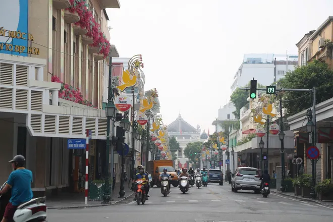 Du lịch Hà Nội thế nào khi xe máy chạy xăng bị cấm từ vành đai 1? - Ảnh 2.