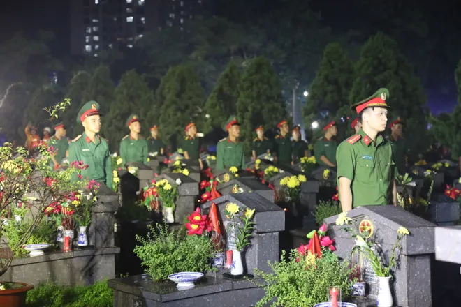 Hơn 2.000 ngọn nến thắp sáng dưới mưa tri ân các anh hùng liệt sĩ - Ảnh 3.