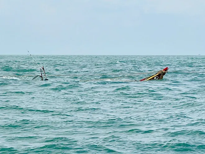 TP Hồ Chí Minh: Ghe cá bị sóng đánh chìm, biên phòng kịp thời hỗ trợ trục vớt- Ảnh 2. TP Hồ Chí Minh: Ghe cá bị sóng đánh chìm, biên phòng kịp thời hỗ trợ trục vớt- Ảnh 2.