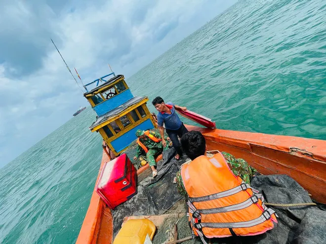 TP Hồ Chí Minh: Ghe cá bị sóng đánh chìm, biên phòng kịp thời hỗ trợ trục vớt- Ảnh 5. TP Hồ Chí Minh: Ghe cá bị sóng đánh chìm, biên phòng kịp thời hỗ trợ trục vớt- Ảnh 5.