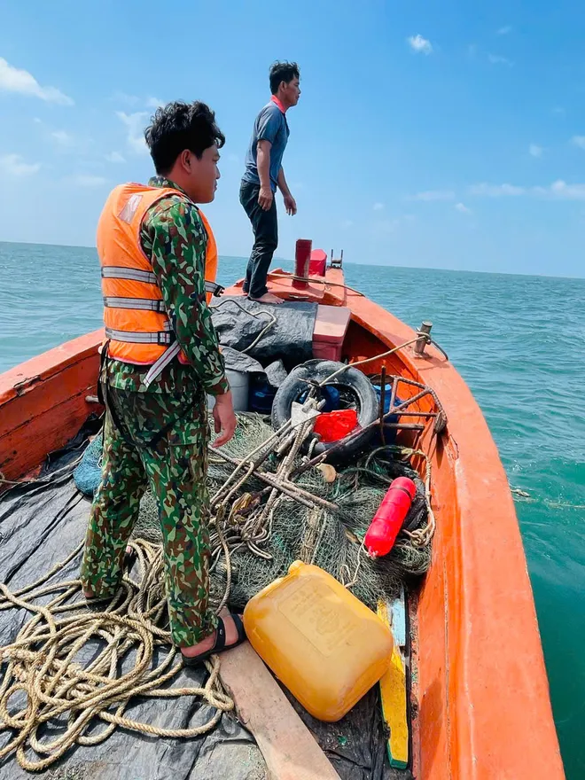 TP Hồ Chí Minh: Ghe cá bị sóng đánh chìm, biên phòng kịp thời hỗ trợ trục vớt- Ảnh 3. TP Hồ Chí Minh: Ghe cá bị sóng đánh chìm, biên phòng kịp thời hỗ trợ trục vớt- Ảnh 3.