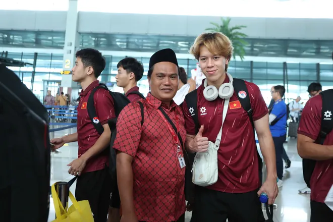 U23 Việt Nam mang cúp vô địch Đông Nam Á lên máy bay rời Indonesia- Ảnh 10. U23 Việt Nam mang cúp vô địch Đông Nam Á lên máy bay rời Indonesia- Ảnh 10.