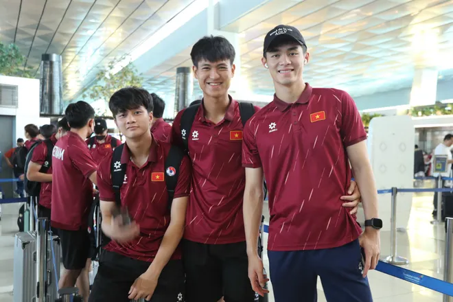 U23 Việt Nam mang cúp vô địch Đông Nam Á lên máy bay rời Indonesia- Ảnh 11. U23 Việt Nam mang cúp vô địch Đông Nam Á lên máy bay rời Indonesia- Ảnh 11.