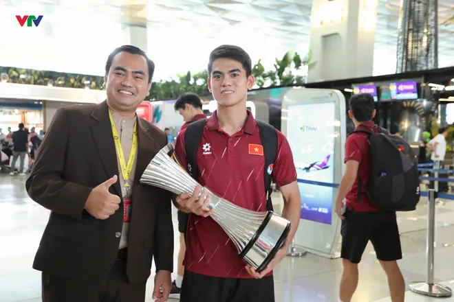 U23 Việt Nam mang cúp vô địch Đông Nam Á lên máy bay rời Indonesia- Ảnh 4. U23 Việt Nam mang cúp vô địch Đông Nam Á lên máy bay rời Indonesia- Ảnh 4.