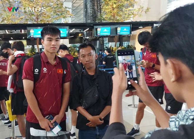 U23 Việt Nam mang cúp vô địch Đông Nam Á lên máy bay rời Indonesia- Ảnh 3. U23 Việt Nam mang cúp vô địch Đông Nam Á lên máy bay rời Indonesia- Ảnh 3.