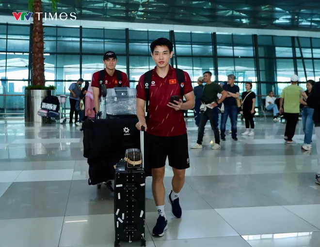 U23 Việt Nam mang cúp vô địch Đông Nam Á lên máy bay rời Indonesia- Ảnh 1. U23 Việt Nam mang cúp vô địch Đông Nam Á lên máy bay rời Indonesia- Ảnh 1.