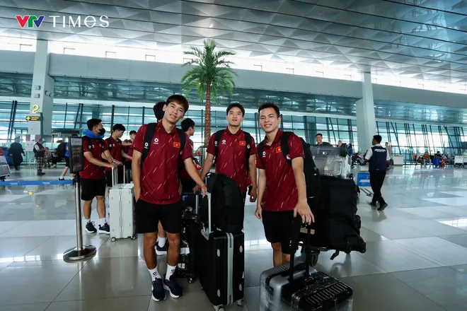 U23 Việt Nam mang cúp vô địch Đông Nam Á lên máy bay rời Indonesia- Ảnh 9. U23 Việt Nam mang cúp vô địch Đông Nam Á lên máy bay rời Indonesia- Ảnh 9.