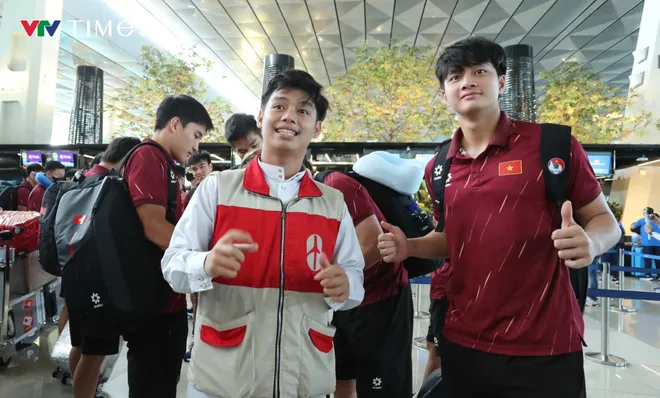 U23 Việt Nam mang cúp vô địch Đông Nam Á lên máy bay rời Indonesia- Ảnh 2. U23 Việt Nam mang cúp vô địch Đông Nam Á lên máy bay rời Indonesia- Ảnh 2.