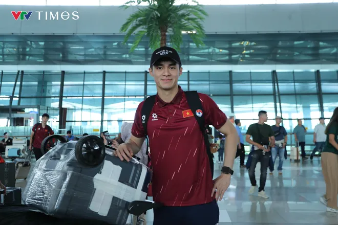 U23 Việt Nam mang cúp vô địch Đông Nam Á lên máy bay rời Indonesia- Ảnh 8. U23 Việt Nam mang cúp vô địch Đông Nam Á lên máy bay rời Indonesia- Ảnh 8.