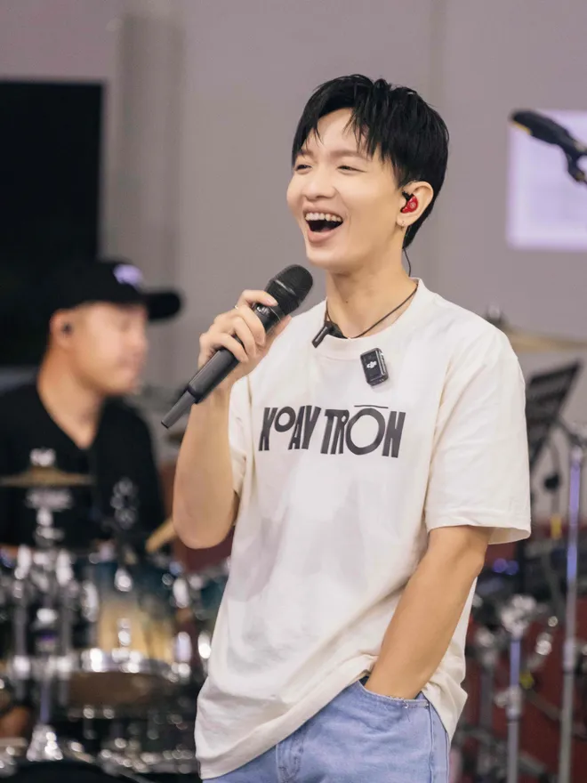 Ho&agrave;ng Dũng s&aacute;ng t&aacute;c ca kh&uacute;c mới để h&aacute;t với Đen - Ảnh 3.