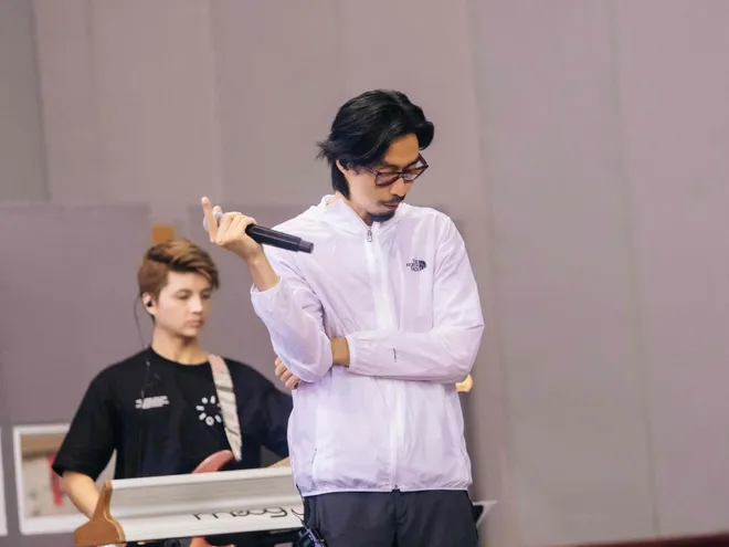 Ho&agrave;ng Dũng s&aacute;ng t&aacute;c ca kh&uacute;c mới để h&aacute;t với Đen - Ảnh 1.