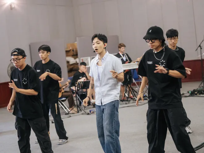 Ho&agrave;ng Dũng s&aacute;ng t&aacute;c ca kh&uacute;c mới để h&aacute;t với Đen - Ảnh 5.