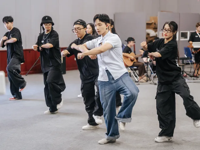 Ho&agrave;ng Dũng s&aacute;ng t&aacute;c ca kh&uacute;c mới để h&aacute;t với Đen - Ảnh 7.