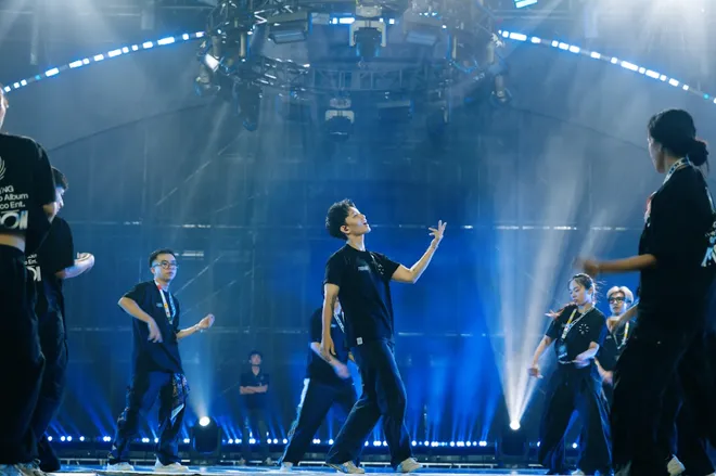 Đen v&agrave; Vũ. vui vẻ trong buổi tổng duyệt xuy&ecirc;n đ&ecirc;m concert Xoay tr&ograve;n của Ho&agrave;ng Dũng tại H&agrave; Nội - Ảnh 4.