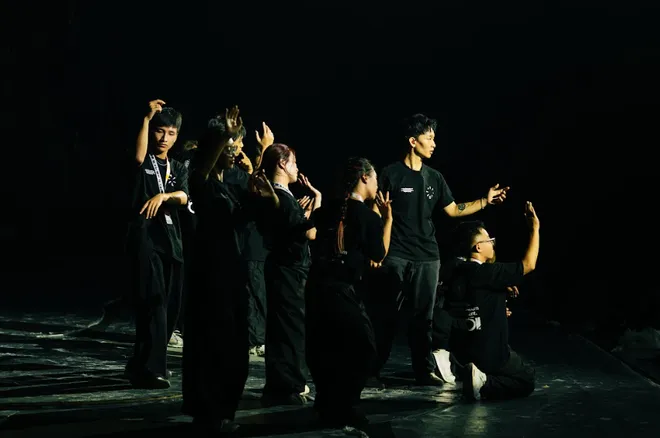 Đen v&agrave; Vũ. vui vẻ trong buổi tổng duyệt xuy&ecirc;n đ&ecirc;m concert Xoay tr&ograve;n của Ho&agrave;ng Dũng tại H&agrave; Nội - Ảnh 5.