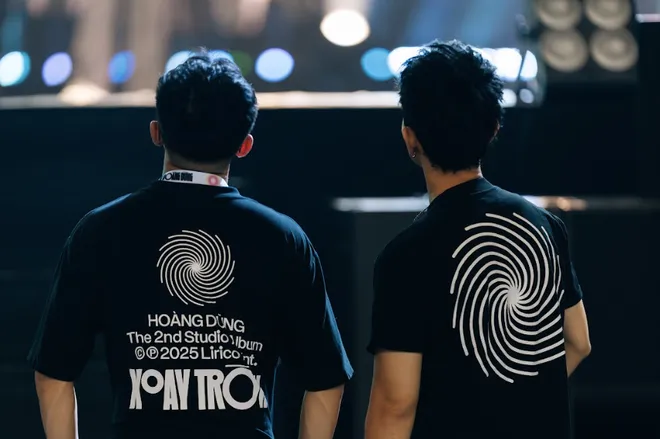 Đen v&agrave; Vũ. vui vẻ trong buổi tổng duyệt xuy&ecirc;n đ&ecirc;m concert Xoay tr&ograve;n của Ho&agrave;ng Dũng tại H&agrave; Nội - Ảnh 3.