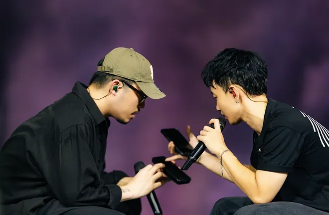 Đen v&agrave; Vũ. vui vẻ trong buổi tổng duyệt xuy&ecirc;n đ&ecirc;m concert Xoay tr&ograve;n của Ho&agrave;ng Dũng tại H&agrave; Nội - Ảnh 6.