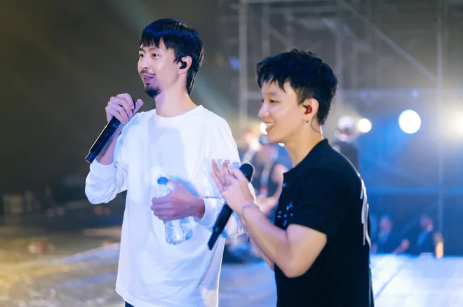 Đen v&agrave; Vũ. vui vẻ trong buổi tổng duyệt xuy&ecirc;n đ&ecirc;m concert Xoay tr&ograve;n của Ho&agrave;ng Dũng tại H&agrave; Nội - Ảnh 7.