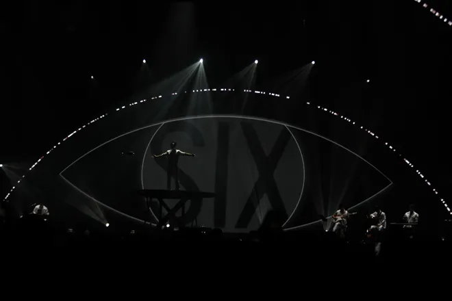 Hoàng Dũng bùng cháy trong concert "Xoay tròn", kỷ niệm 10 năm ca hát - Ảnh 2.