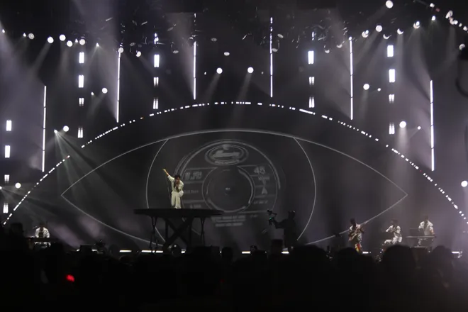 Hoàng Dũng bùng cháy trong concert "Xoay tròn", kỷ niệm 10 năm ca hát - Ảnh 3.