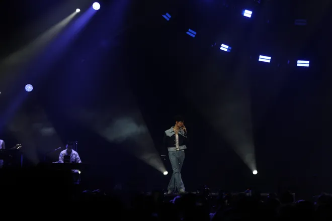 Hoàng Dũng bùng cháy trong concert "Xoay tròn", kỷ niệm 10 năm ca hát - Ảnh 9.