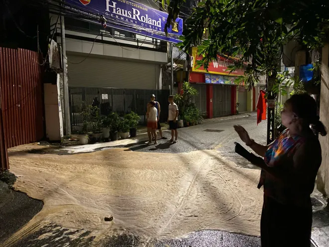Bùn nhão phun trào trong đêm tại ngõ Núi Trúc, Hà Nội - Ảnh 4.
