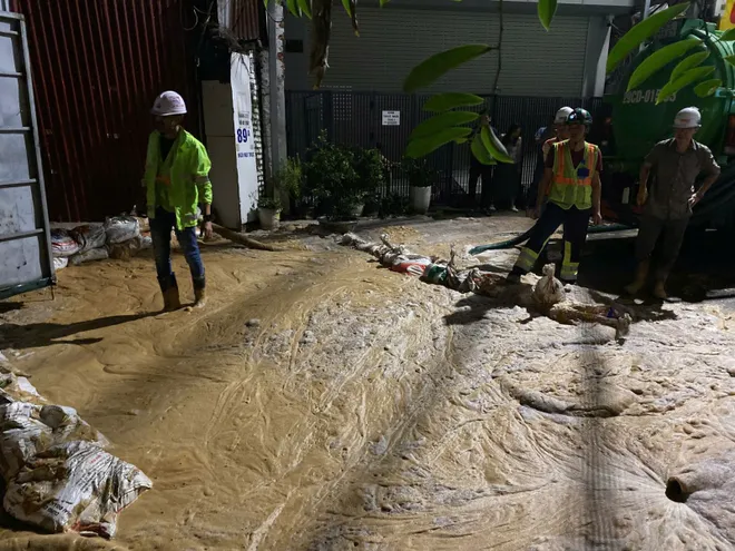 Bùn nhão phun trào trong đêm tại ngõ Núi Trúc, Hà Nội - Ảnh 3.