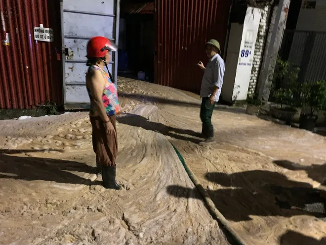 Bùn nhão phun trào trong đêm tại ngõ Núi Trúc, Hà Nội - Ảnh 1.