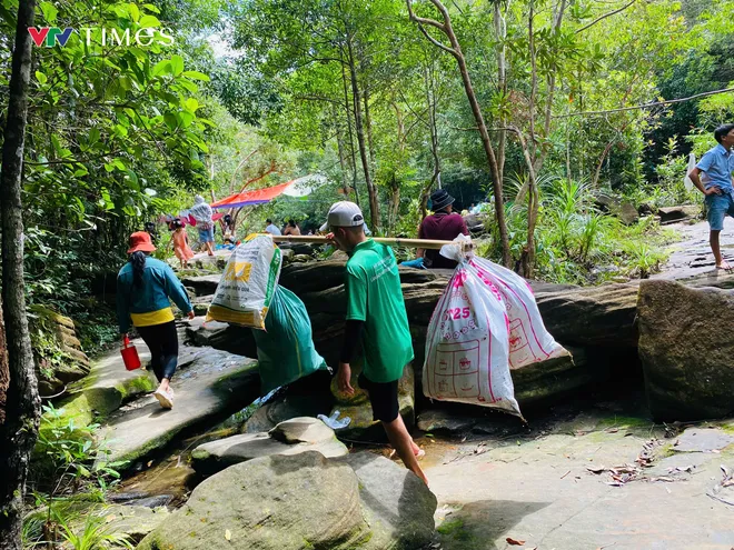 Người dân Phú Quốc di chuyển 18km để chung tay dọn dẹp rác thải - Ảnh 7.
