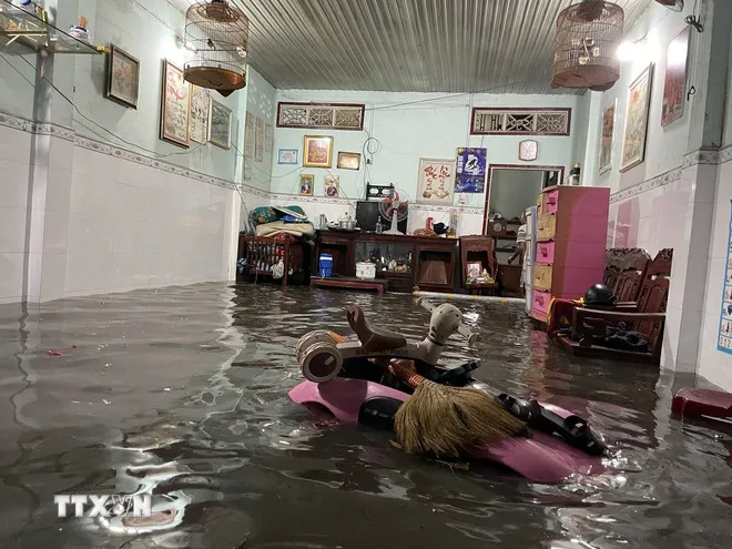 Hà Nội và TP Hồ Chí Minh mưa lớn, nhiều tuyến phố ngập sâu - Ảnh 3.