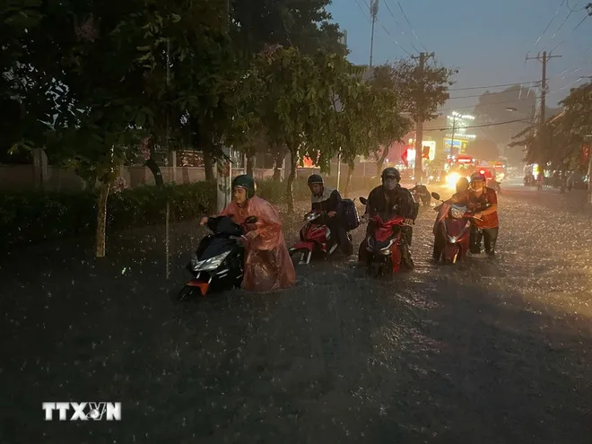 Hà Nội và TP Hồ Chí Minh mưa lớn, nhiều tuyến phố ngập sâu - Ảnh 2.