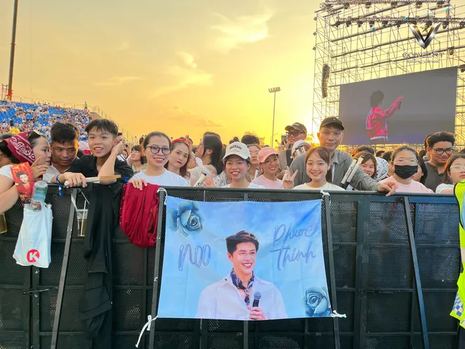 Không khí cực nóng tại V Concert - Rạng rỡ Việt Nam: Hàng ngàn khán giả hòa mình vào âm nhạc - Ảnh 4.