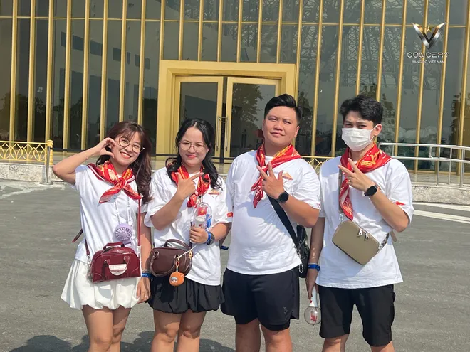Không khí cực nóng tại V Concert - Rạng rỡ Việt Nam: Hàng ngàn khán giả hòa mình vào âm nhạc - Ảnh 1.