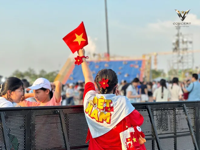 Không khí cực nóng tại V Concert - Rạng rỡ Việt Nam: Hàng ngàn khán giả hòa mình vào âm nhạc - Ảnh 3.
