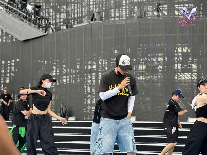 V Fest - Thanh xuân rực rỡ: Khán giả bùng nổ cảm xúc, các nghệ sĩ choáng ngợp - Ảnh 38.