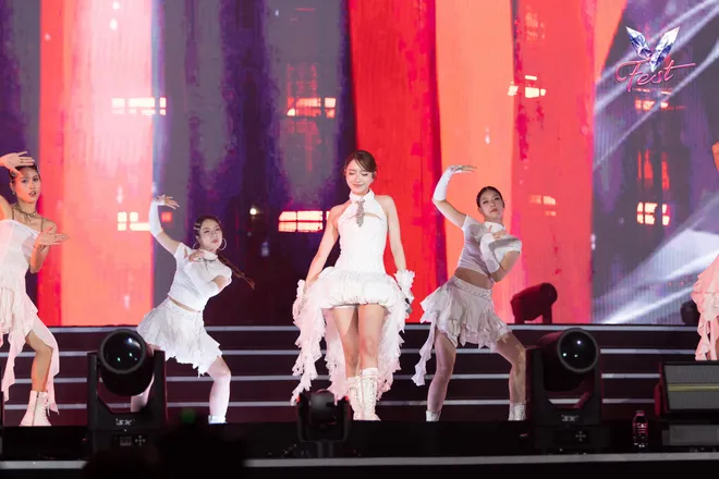 V Fest - Thanh xuân rực rỡ: Khán giả bùng nổ cảm xúc, các nghệ sĩ choáng ngợp - Ảnh 8.