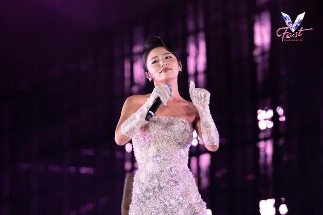 V Fest - Thanh xuân rực rỡ: Khán giả bùng nổ cảm xúc, các nghệ sĩ choáng ngợp - Ảnh 16.