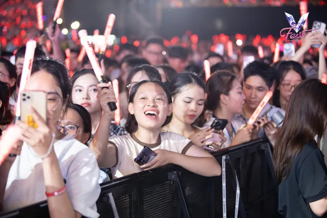 V Fest - Thanh xuân rực rỡ: Khán giả bùng nổ cảm xúc, các nghệ sĩ choáng ngợp - Ảnh 33.