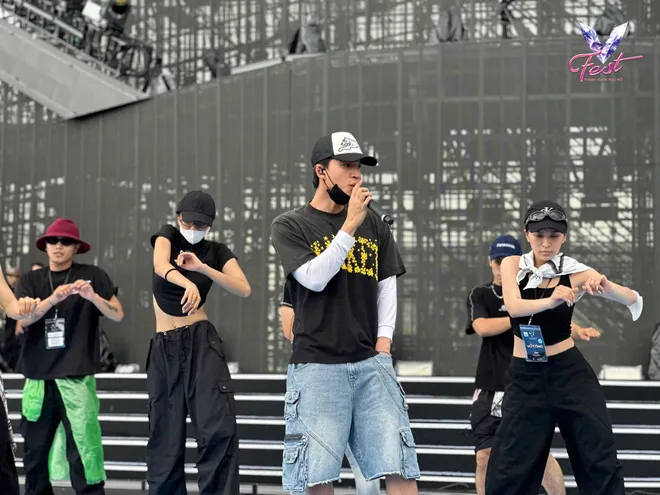 V Fest - Thanh xuân rực rỡ: Khán giả bùng nổ cảm xúc, các nghệ sĩ choáng ngợp - Ảnh 39.